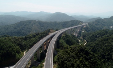 在崇山峻岭间穿梭的贺州至巴马高速公路（钟山至昭平段）