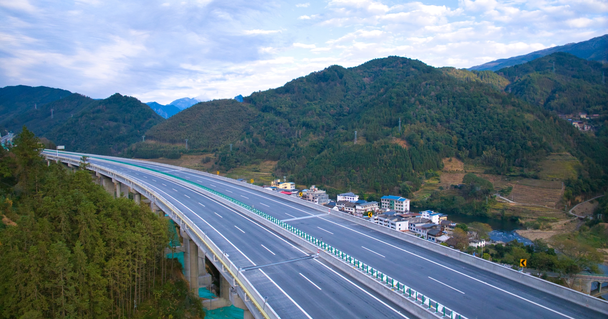 龙城高速穿越崇山峻岭 龙城高速指挥部供图_副本.jpg